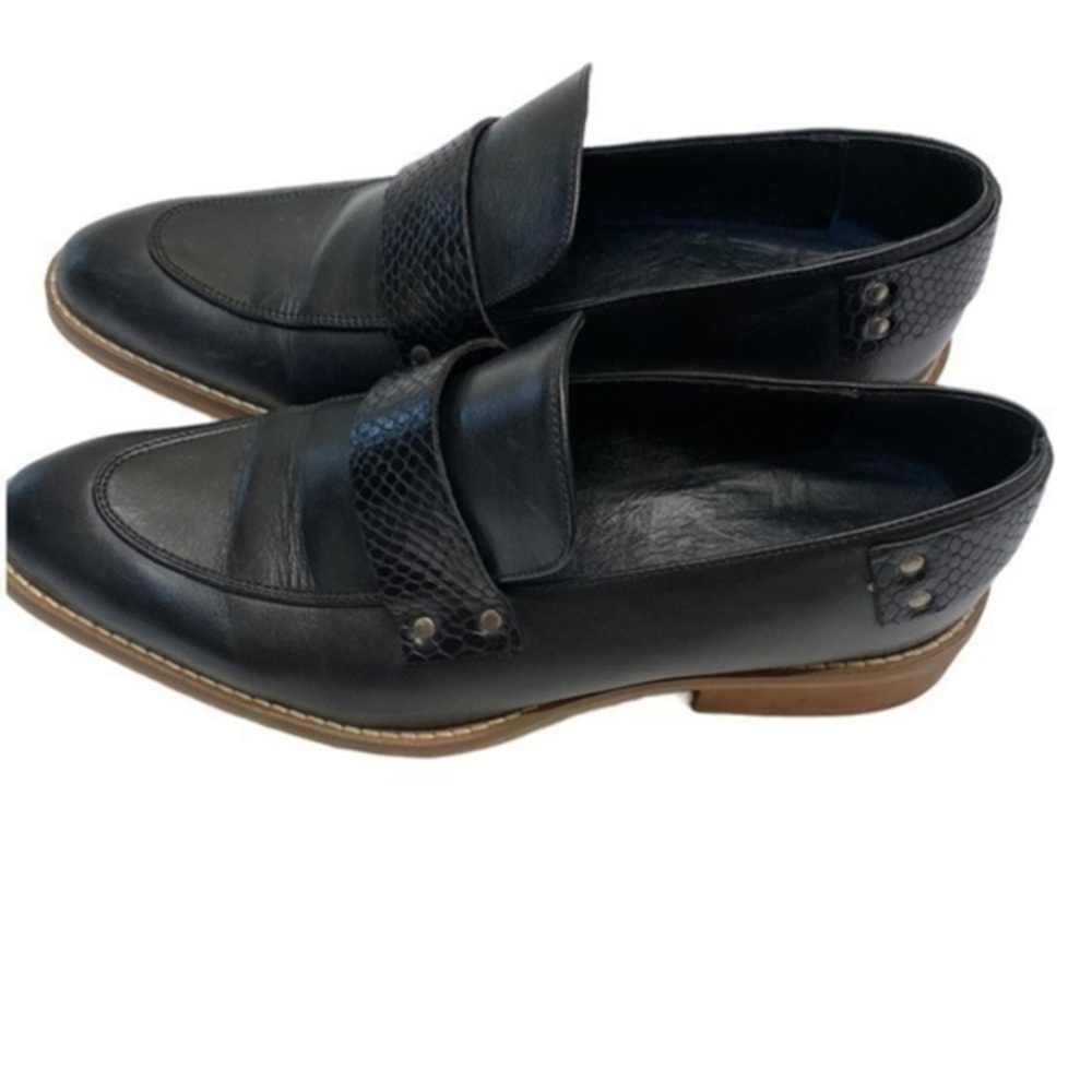 HARDY black leather LOAFERS with a snake skin pattern and almond shape toe.